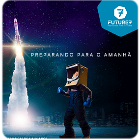 #PraCegoVer Imagem quadrada com cantos arredondados com o fundo de um céu estrelado e um foguete decolando no canto esquerdo. No centro da imagem uma criança branca olhando para o foguete com expressão deslumbrada. A criança veste uma blusa roxa, um macacão jeans azul marinho, luvas de borracha azul e uma caixa de papelão na cabeça imitando o capacete de um astronauta. No canto superior direito a marca Future seven. No centro da imagem o texto 